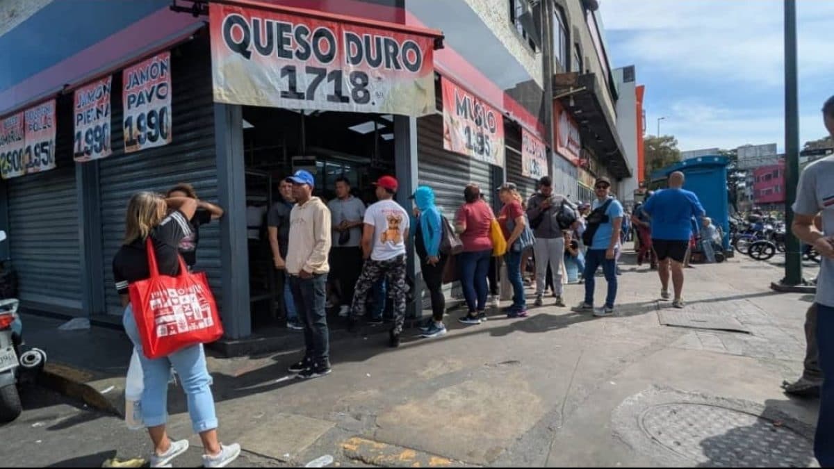 Le file ai supermercati in Venezuela