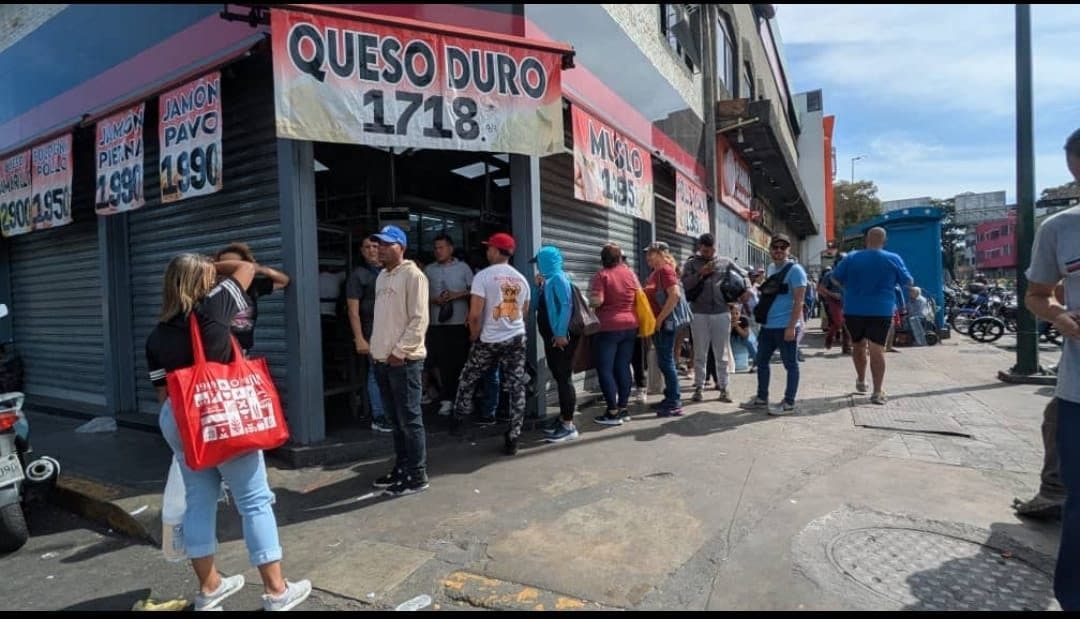 Venezuela, code ai supermercati dopo l’attacco Usa: "Ci chiudiamo in casa, ci aspettano giorni durissimi"