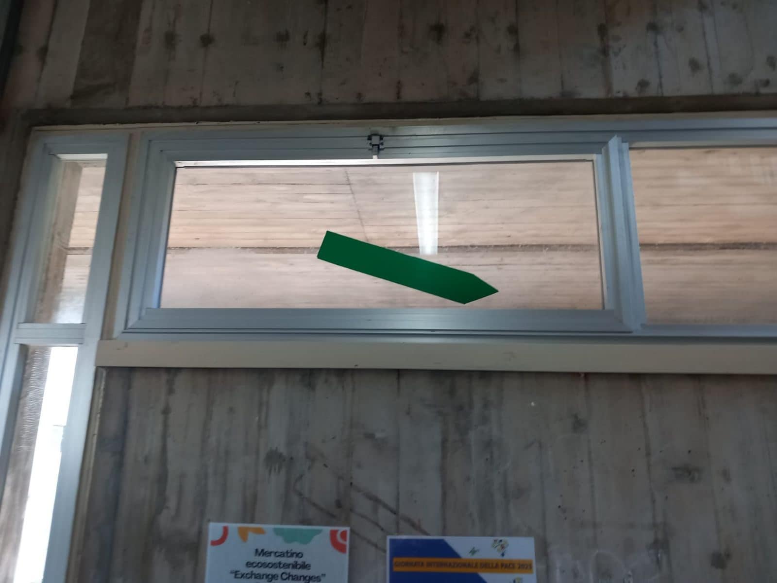 Finestra riparata con nastro adesivo all’Ettore Majorana di San Giovanni La Punta (Catania)