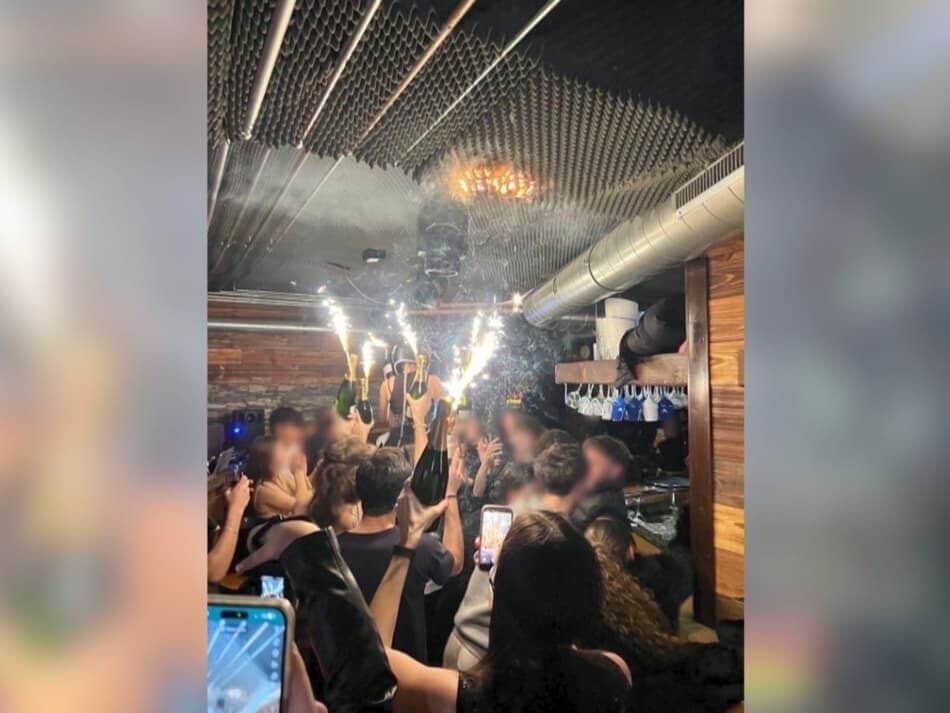 Strage Svizzera, l’incendio forse innescato dalle candele sulle bottiglie: “Una scala angusta unica via d’uscita”