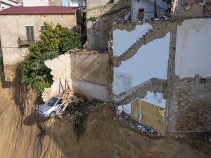 Frana Niscemi: indagati Schifani, Musumeci e altre 11 persone per disastro colposo. “Opere mai fatte”