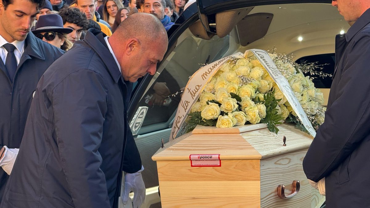 L’arrivo del feretro della 16enne Chiara Costanzo.