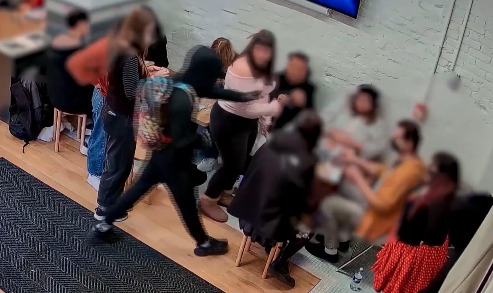 Pistola in faccia a clienti e negozianti per rubare le carte Pokemon: il video della rapina da 100mila dollari