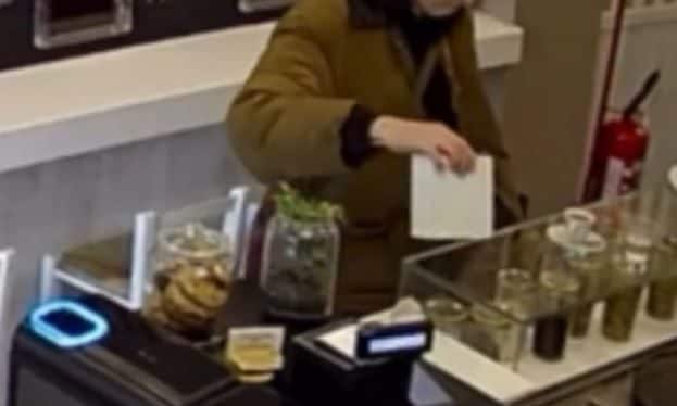 Donna ruba la cassetta delle mance mentre beve il caffè a Bari: titolare carica video sui social