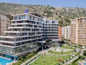 hotel-migranti-albania-300x225.jpg