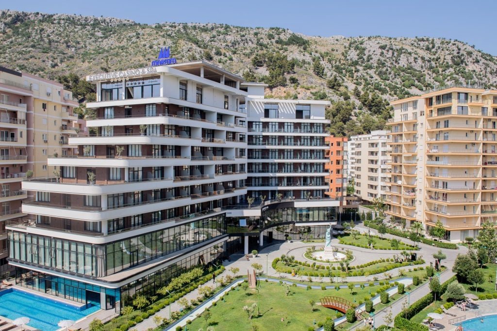 Il governo rinnova l'hotel di lusso per gli agenti dei centri migranti in Albania: costa 18 milioni