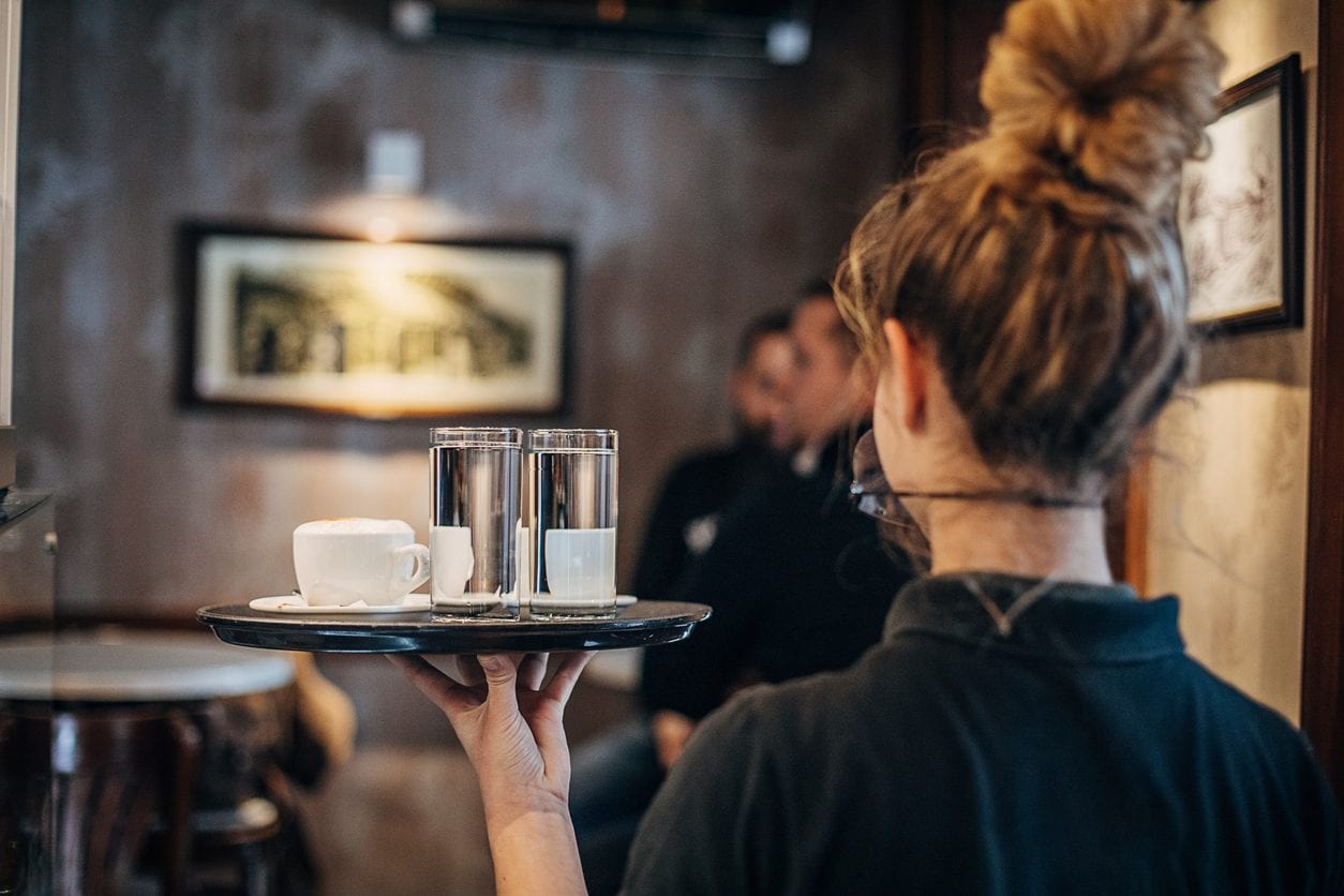 "Menù fisso 25 euro, compresa la cameriera": il cartello di un bar a Pordenone accende la polemica