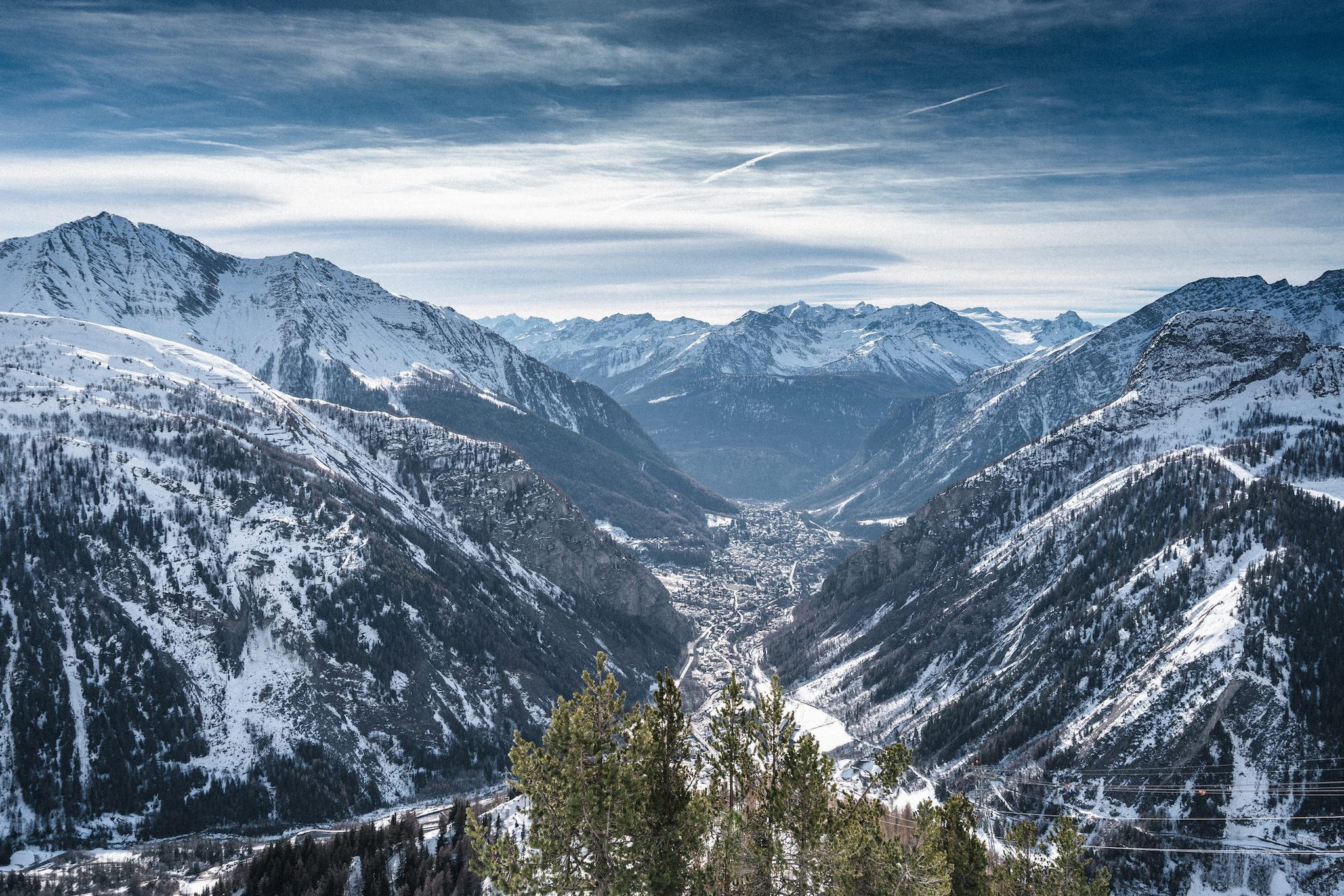 Valanga travolge 4 persone a Courmayeur: impossibile il salvataggio in elicottero a causa del maltempo