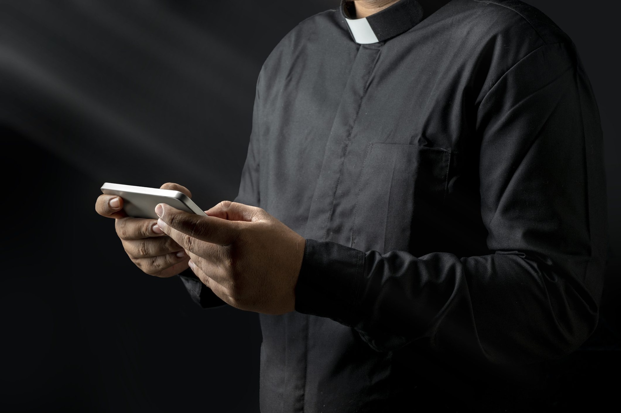 Pedopornografia online su Telegram, arrestati tre uomini: tra loro anche un sacerdote e un medico