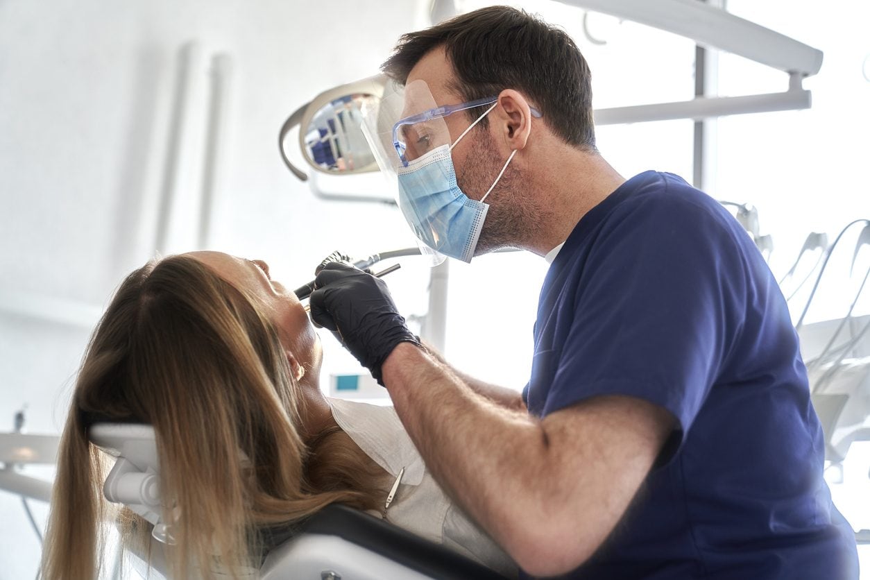 Il dentista le estrae 11 denti sani in una volta sola: lo aveva trovato su Facebook ma era abusivo