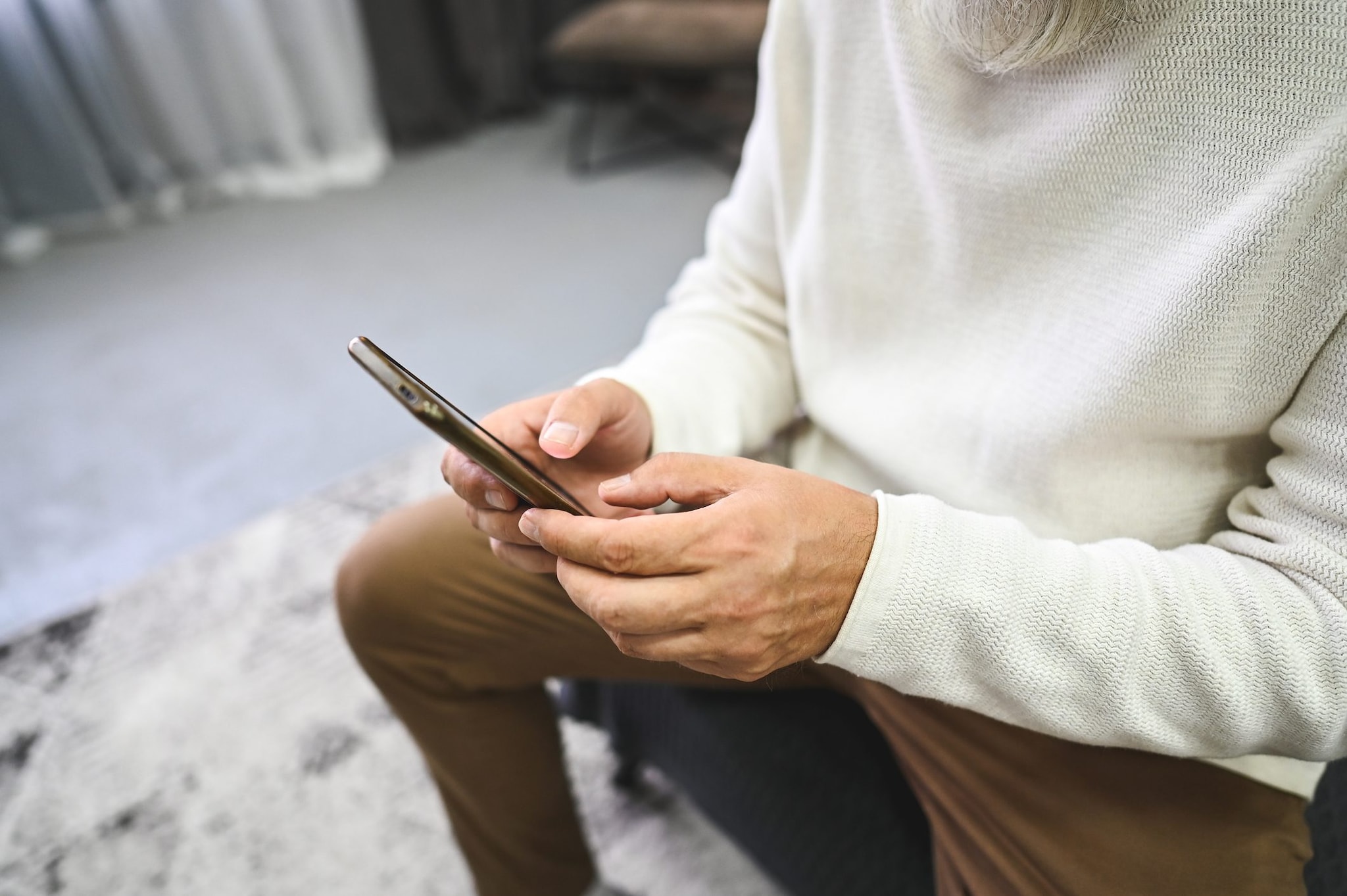 Truffata al telefono con voce del nipote modificata con AI, muore per lo choc: vittima donna dell'anconetano