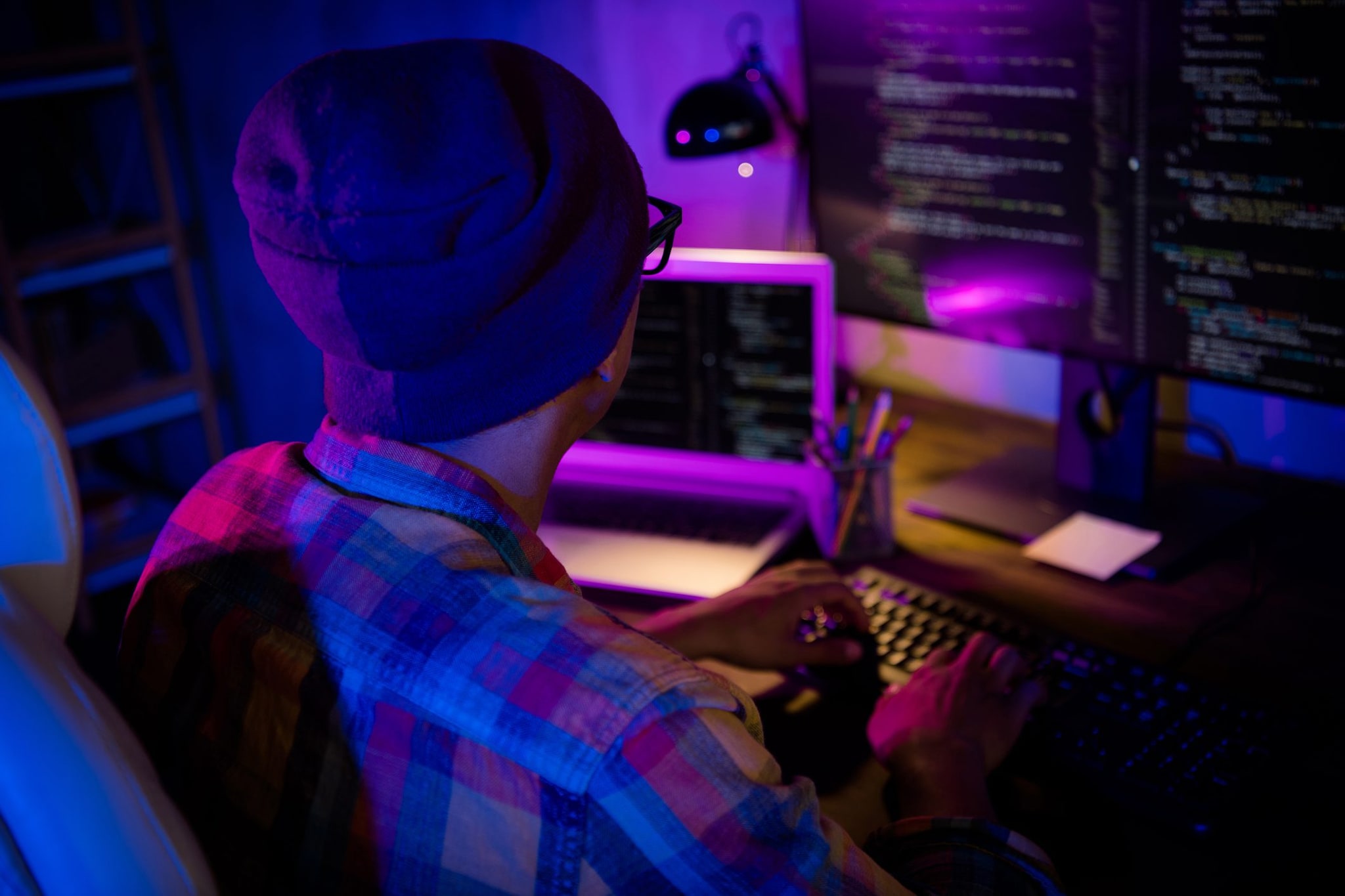 Muore in diretta online mentre sniffa cocaina e beve whisky per tre ore: aveva 37 anni