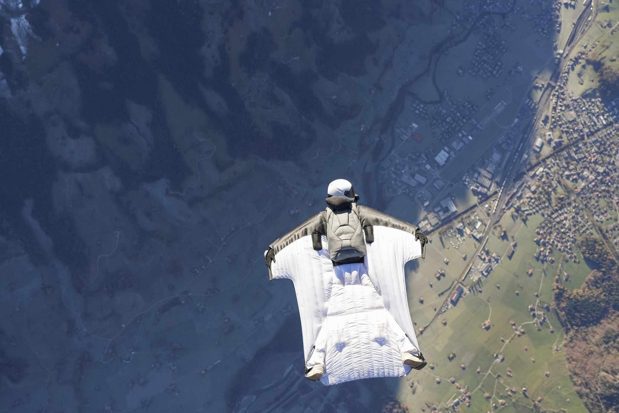 Base jumper muore durante un lancio in Trentino: lo schianto davanti all'amico che filmava