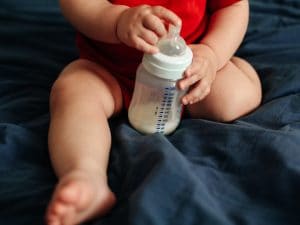 Maxi richiamo di latte per neonati e per bambini: 76 lotti distribuiti da Danone. I motivi dell’allerta