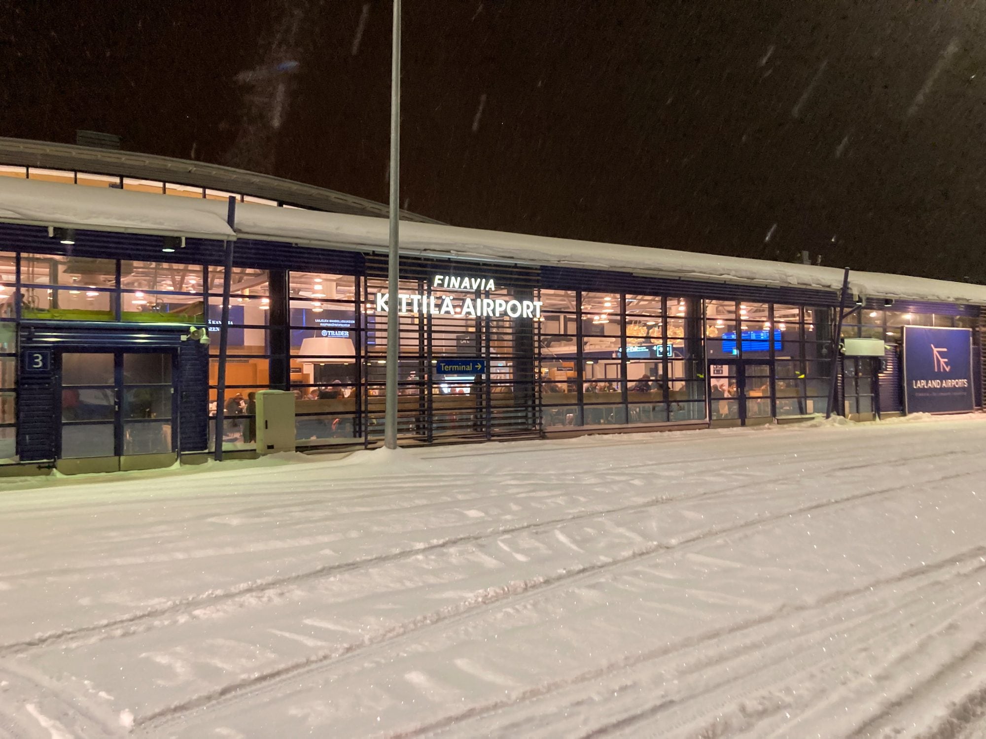 Impossibile partire per il freddo, turisti bloccati in Lapponia: temperature a -37°C, voli cancellati