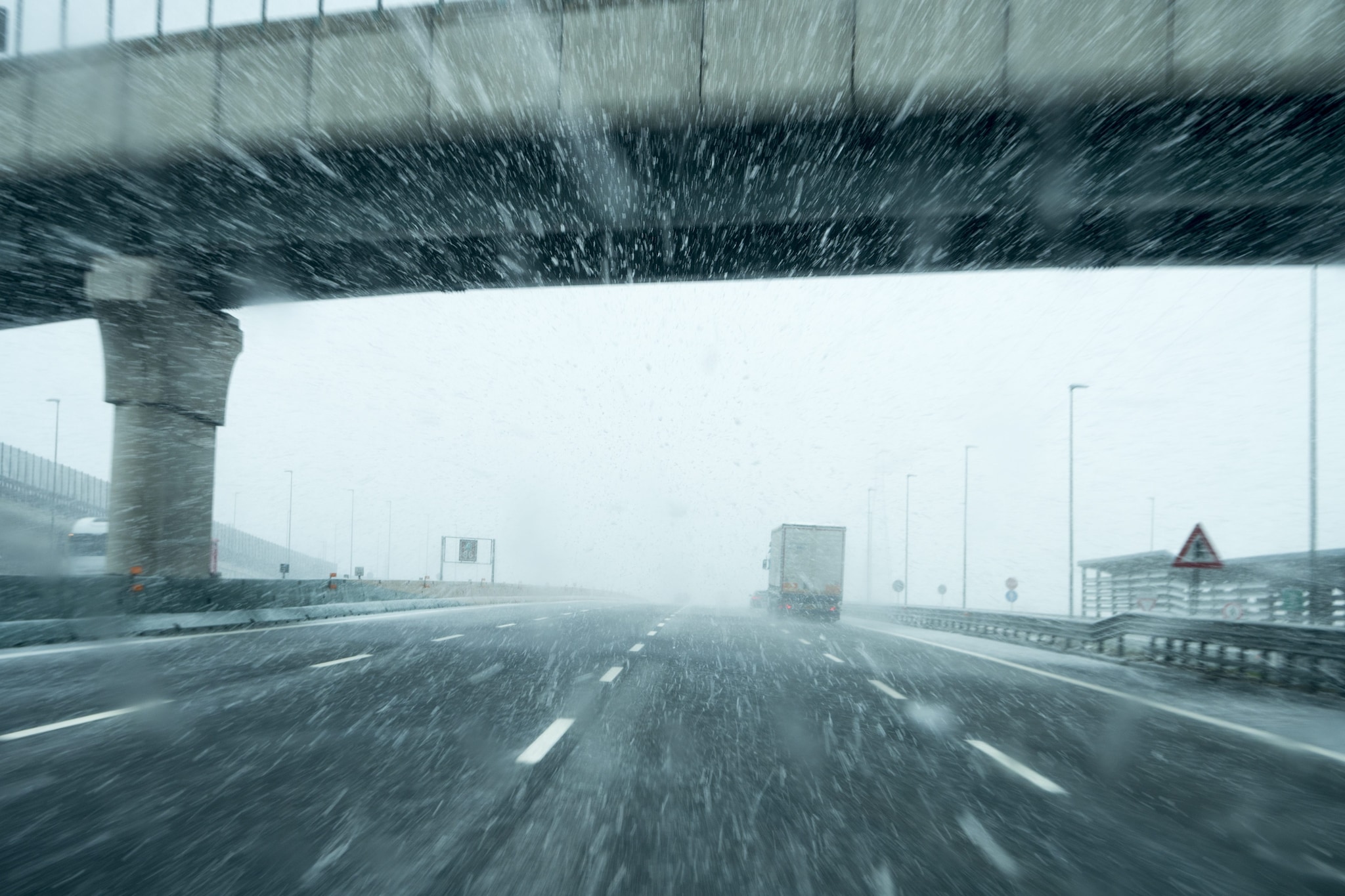 Maltempo sulle autostrade: attivato il piano neve, impiegati 400 mezzi. Situazione in graduale miglioramento