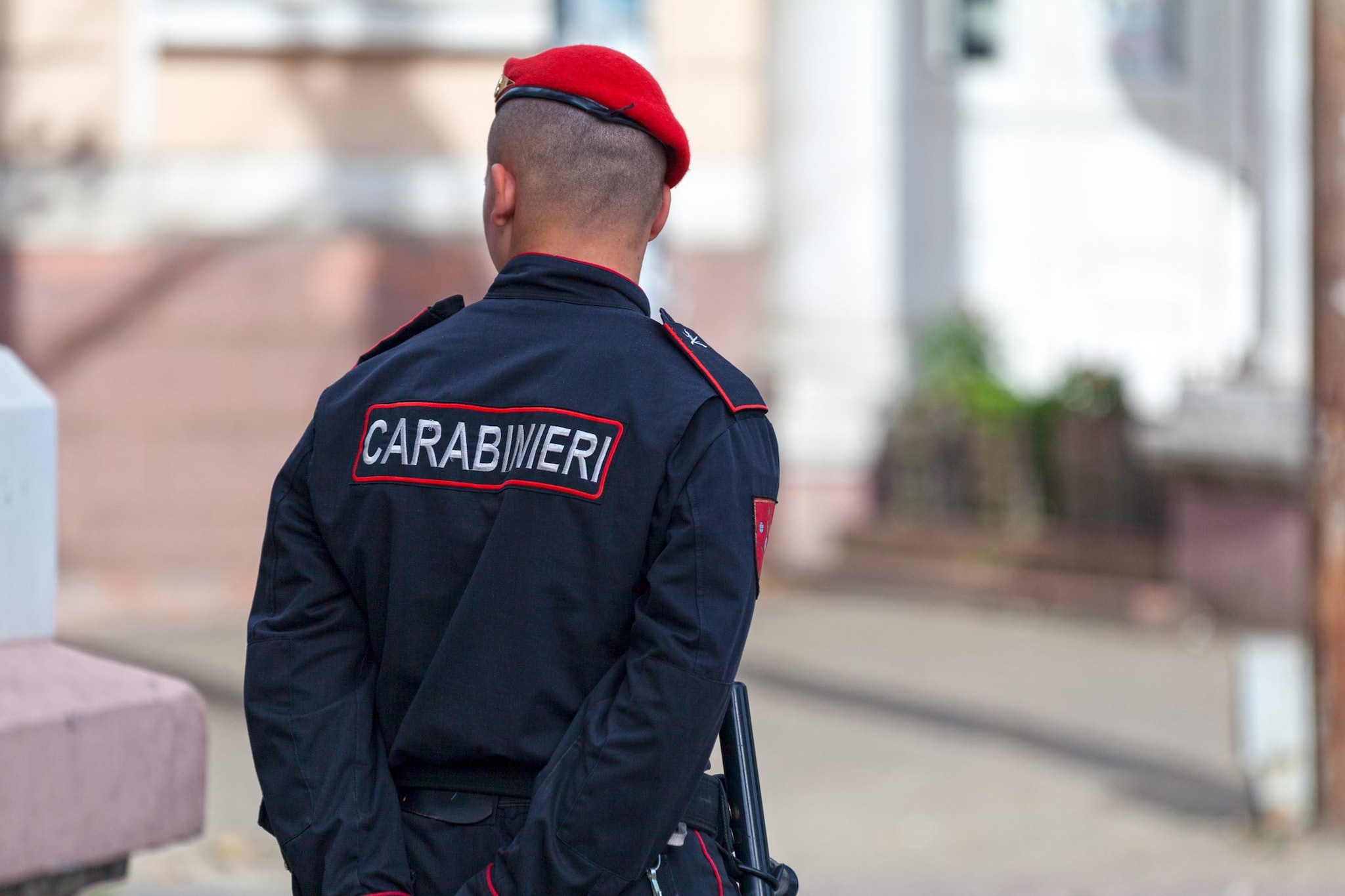 Carabiniere trovato morto in caserma a 25 anni: si segue la pista del suicidio con la pistola d'ordinanza