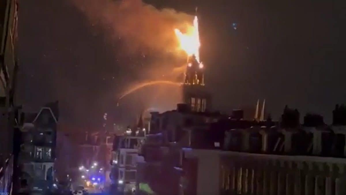 Un vasto incendio ha distrutto la chiesa Vondelkerk di Amsterdam