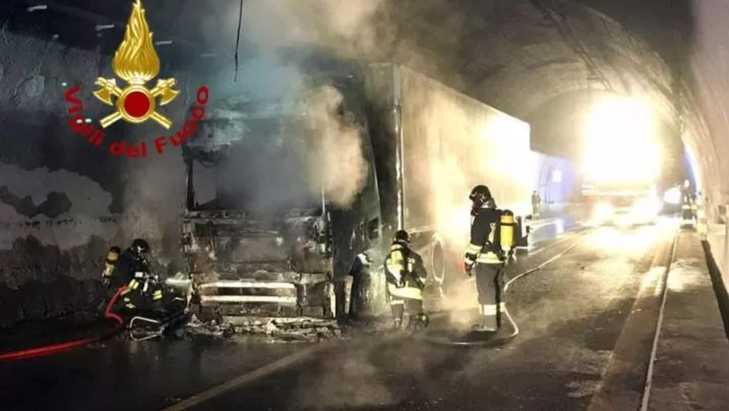 Camion a fuoco in galleria sulla A1, autostrada riaperta dopo ore e traffico in tilt: code di mezzi per km