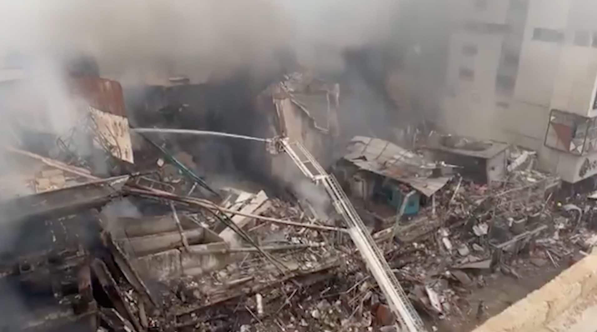 Maxi incendio in un centro commerciale in Pakistan: 15 morti, anche una donna incinta tra i 70 dispersi