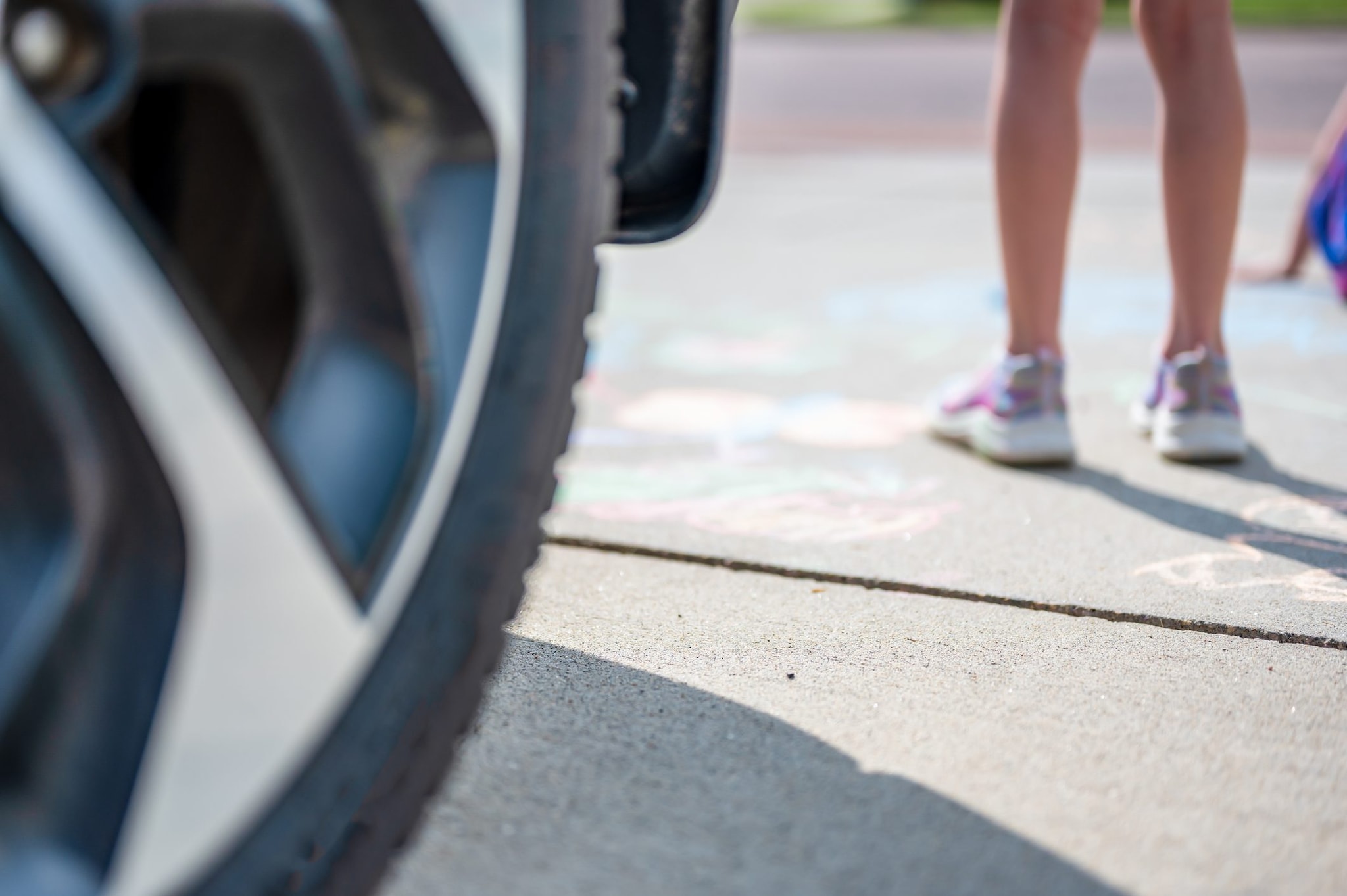 In strada il corpo senza vita di un giovane: drammatico rinvenimento a Taranto, ipotesi auto pirata