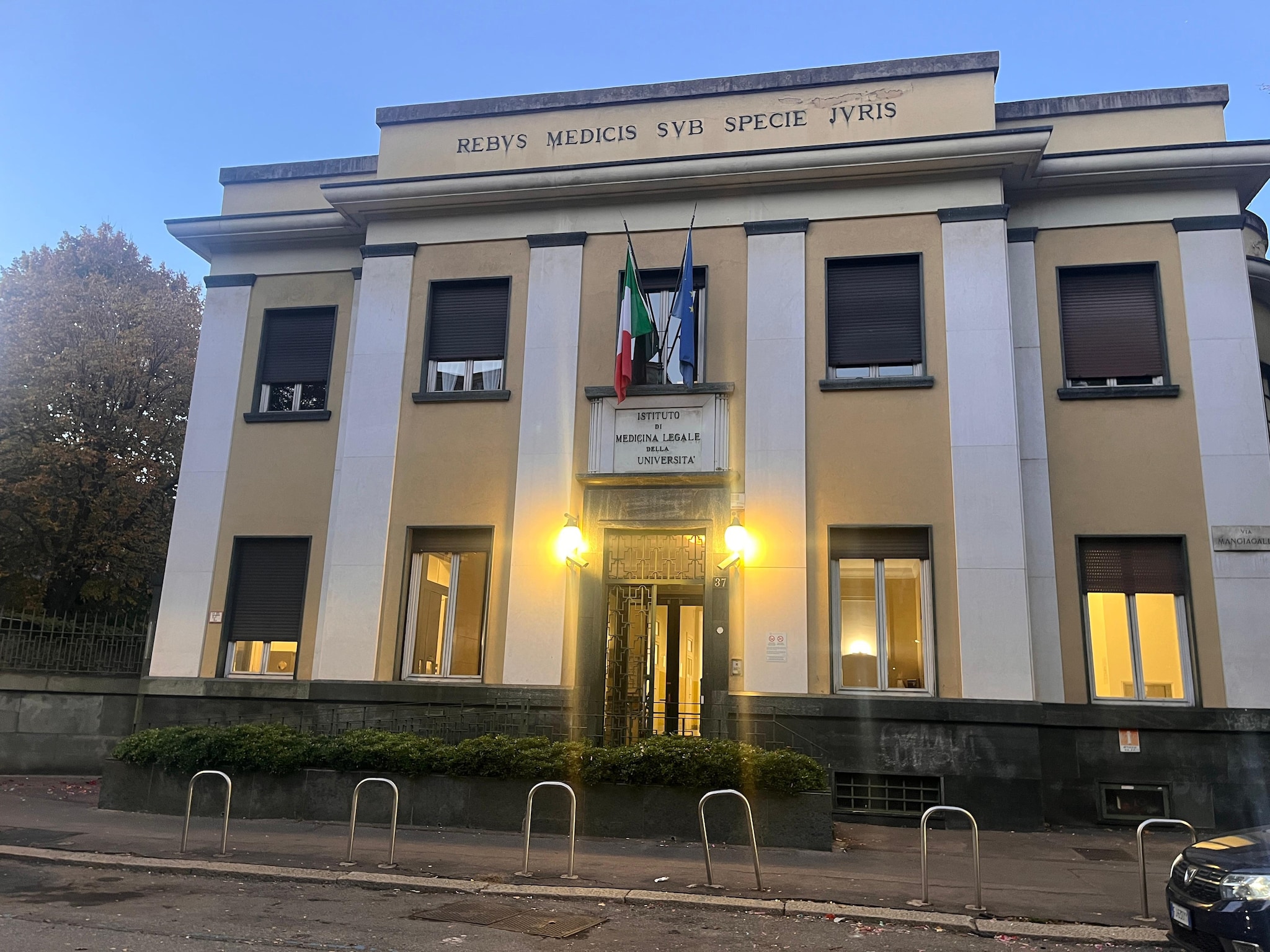 L’istituto di Medicina legale di Milano, dove si stanno svolgendo le analisi sulle salme di Chiara Costanzo e Achille Barosi