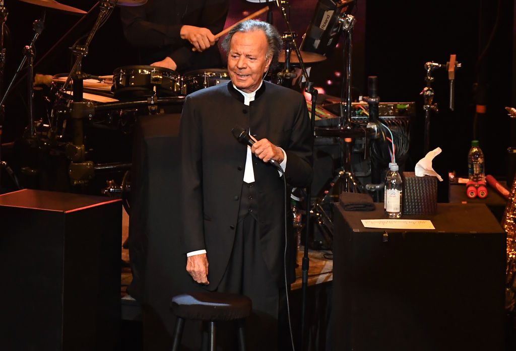 Julio Iglesias accusato di violenze sessuali da due donne, i leader politici spagnoli: "Non ci volteremo dall'altra parte"