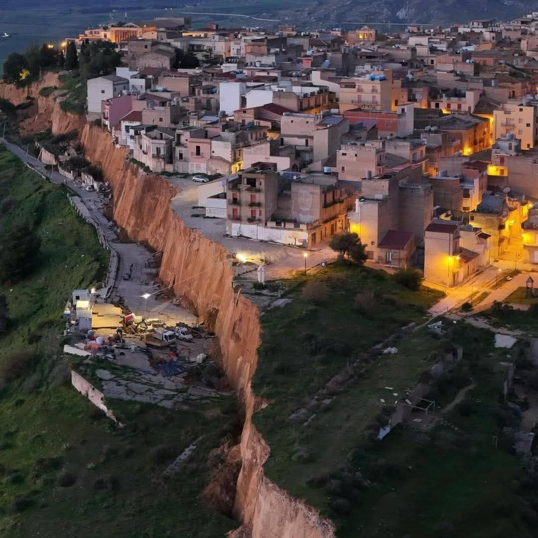 Frana a Niscemi, mille sfollati e scuole chiuse: un intero quartiere ancora a rischio