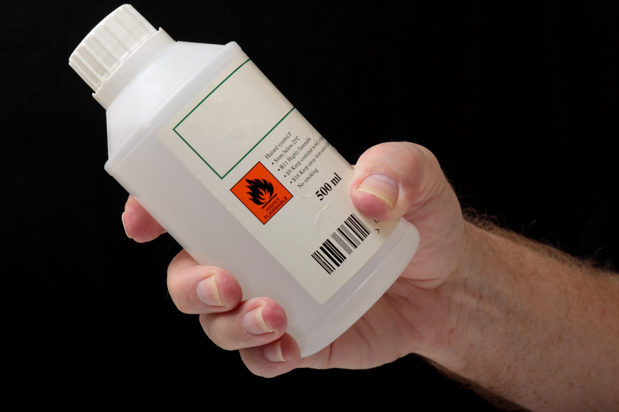 Cosparge moglie di liquido e tenta di darle fuoco in casa, figlio minorenne nasconde l'accendino e la salva