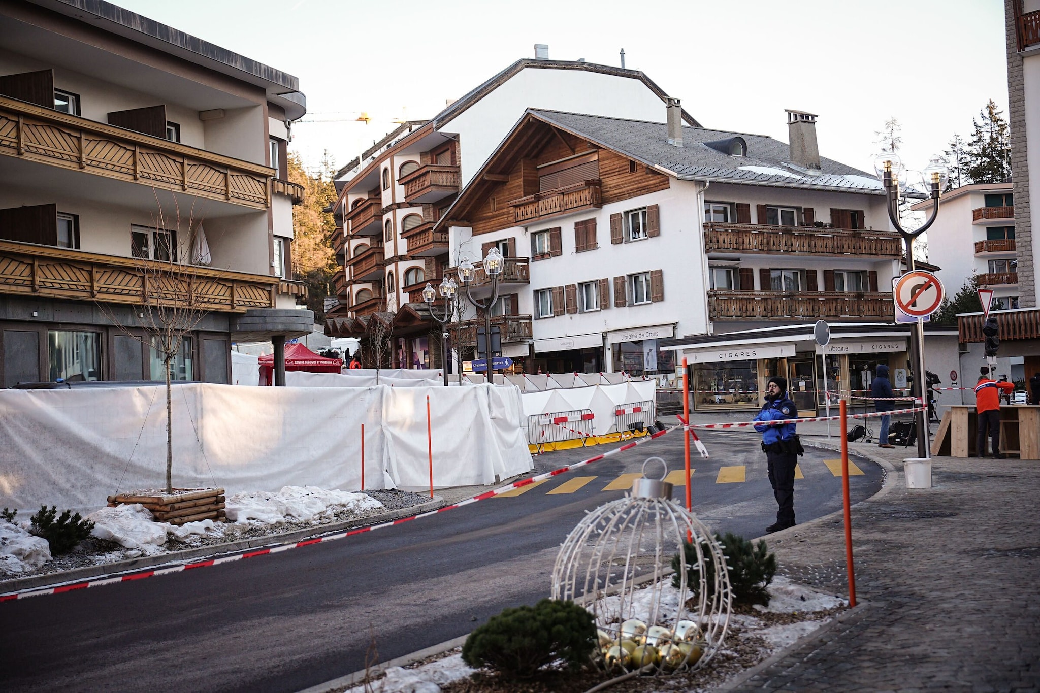 Crans Montana: per i Moretti l'uscita di emergenza chiusa con i cadaveri ammassati era solo porta di servizio