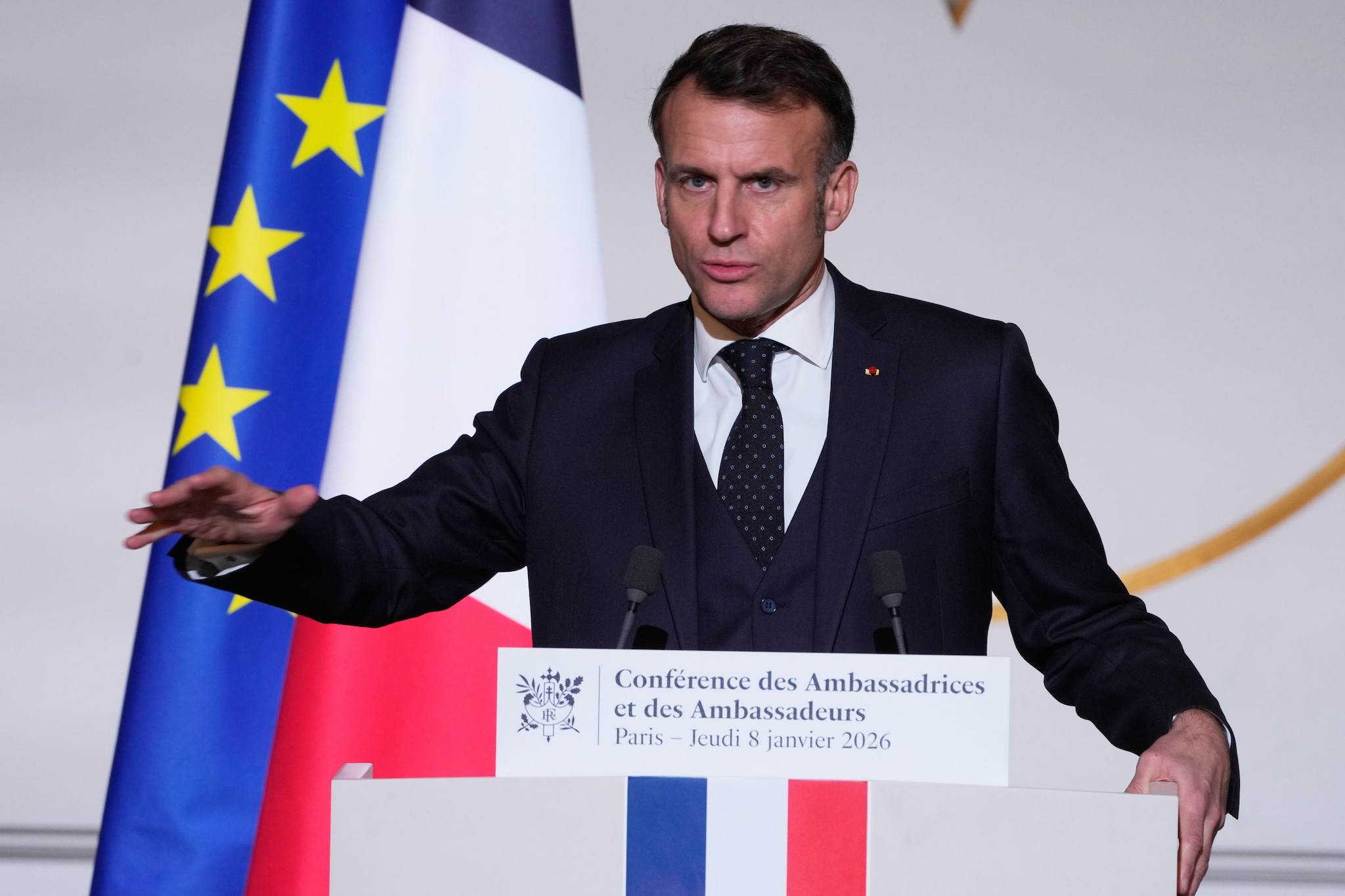 Macron contro gli Usa di Trump: "Si allontanano dalle norme internazionali, vogliono spartirsi il mondo"