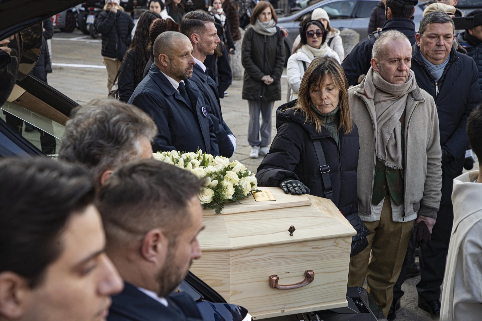 La mamma di Achille Barosi vicino al feretro del figlio.