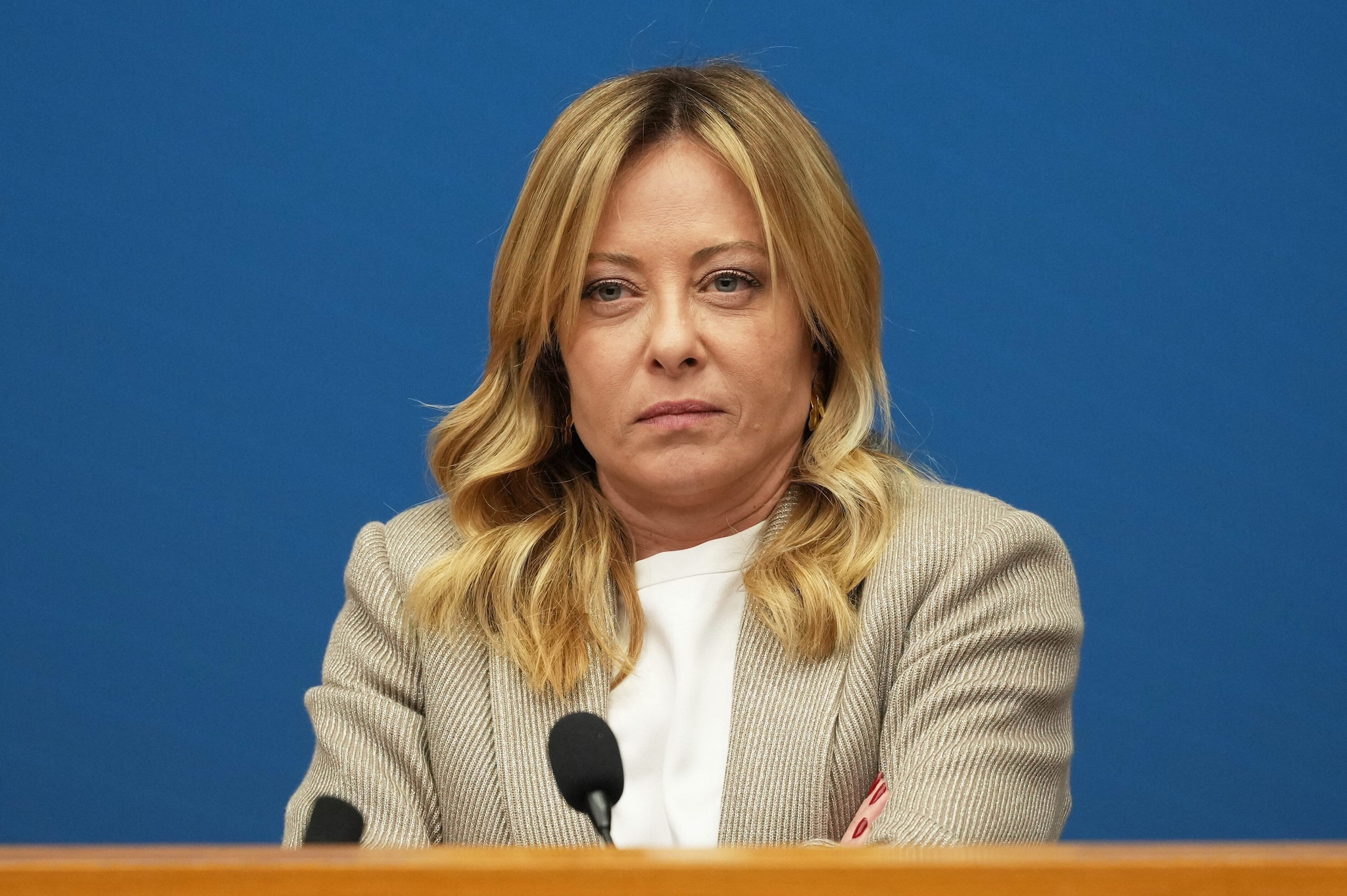 Vittimismo, mezze verità e mancate risposte: la versione di Meloni sul caso Paragon fa acqua da tutte le parti