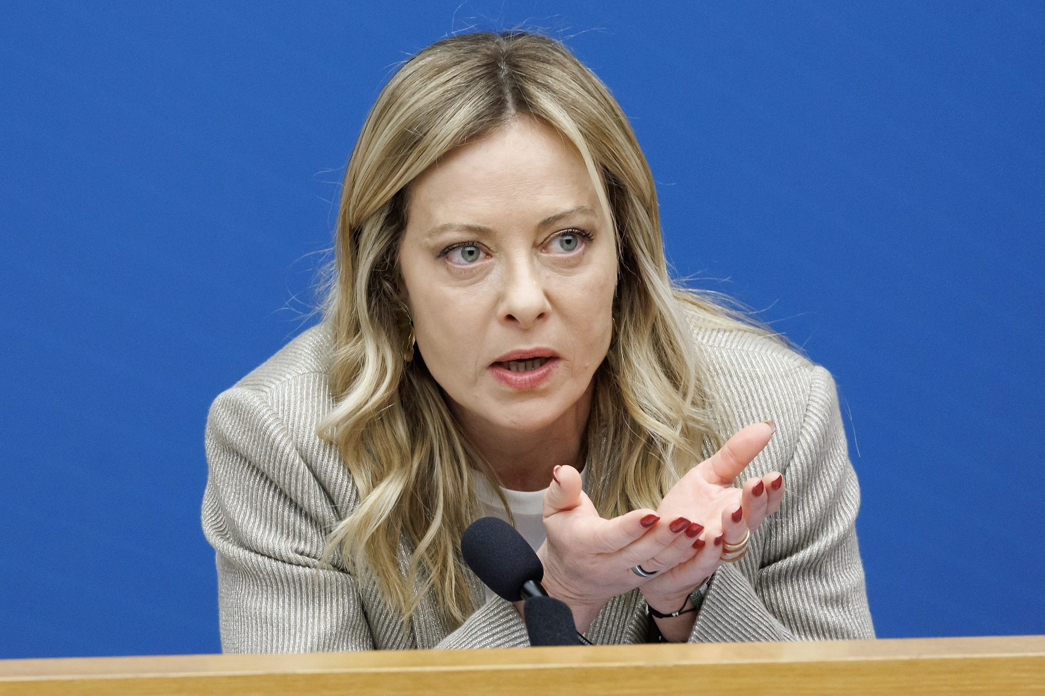 Giorgia Meloni in conferenza stampa non risponde su caso Paragon e fa la vittima: "Quella spiata sono io", la diretta