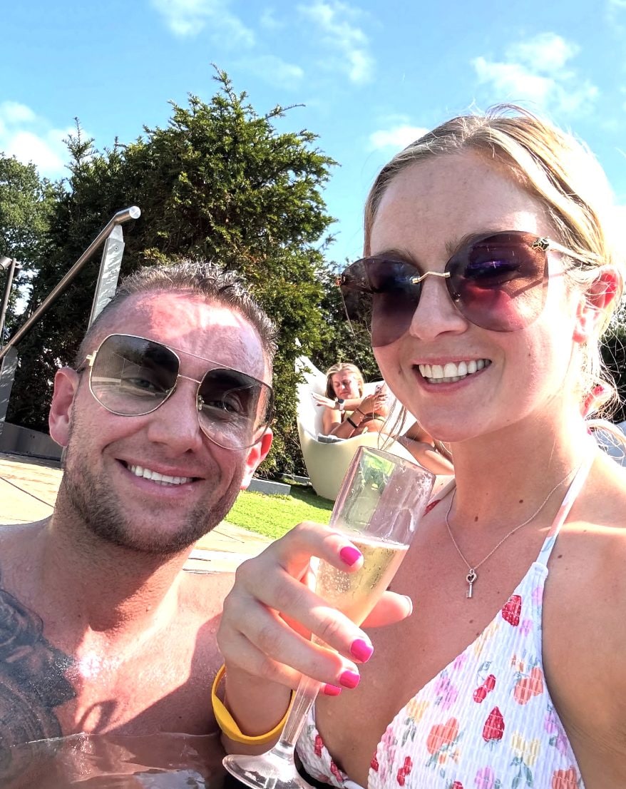 "Un anno da quando sei diventata mia moglie, sono felice", ma poi la trova impiccata il giorno dell'anniversario