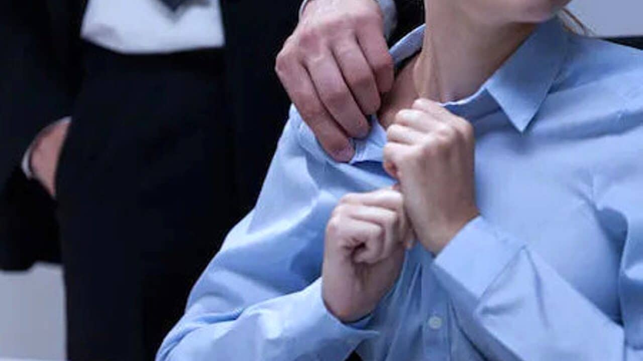 "Palpare una donna sotto il seno non è molestia": Procura Biella archivia accuse contro responsabile di reparto