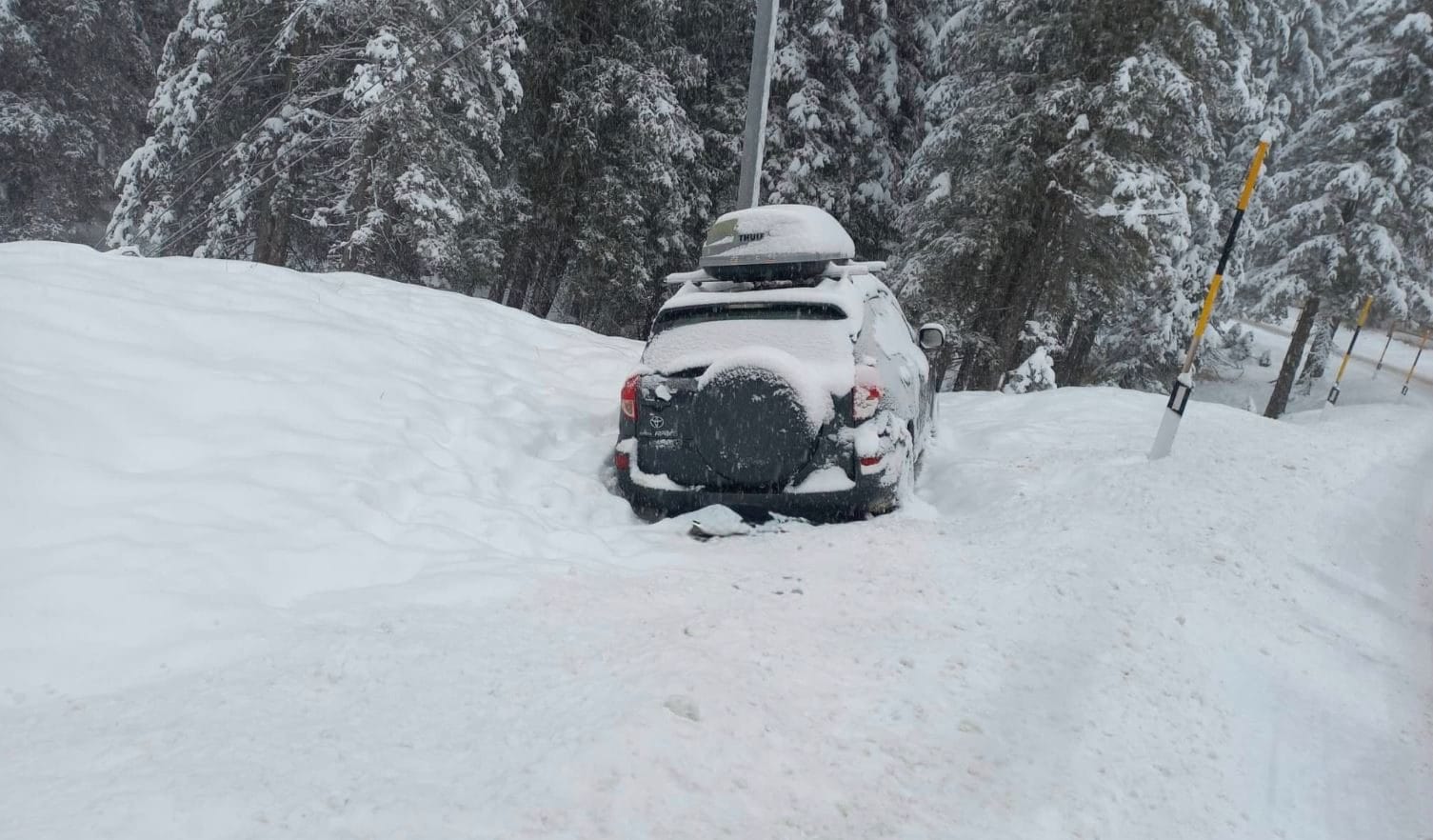 Forti nevicate nel Bellunese: accumuli fino a 35 cm, strade chiuse e auto e pullman bloccati