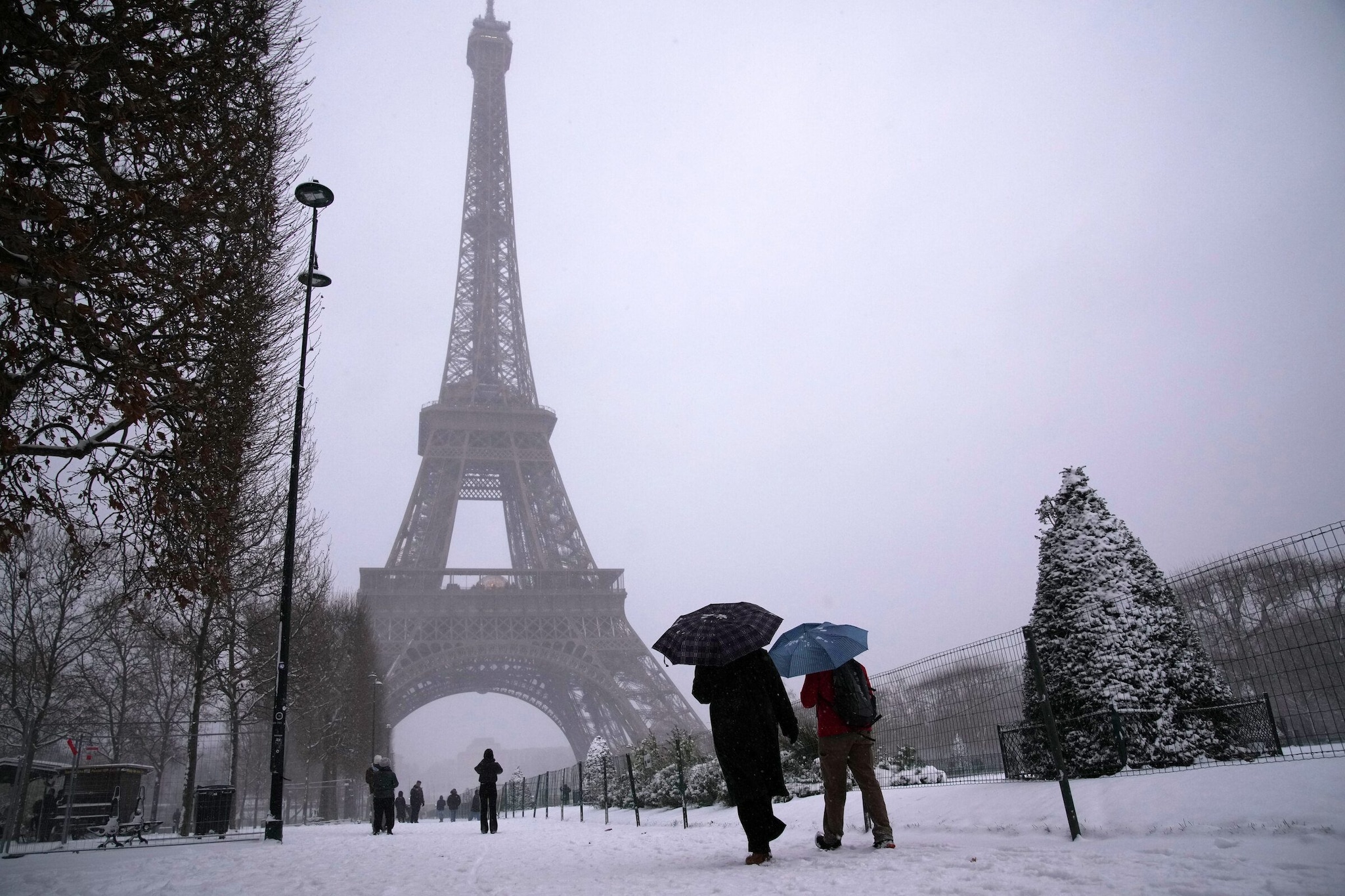 La neve paralizza l'Europa: centinaia di voli cancellati in Francia, Olanda e Belgio, a Parigi fermi anche i treni