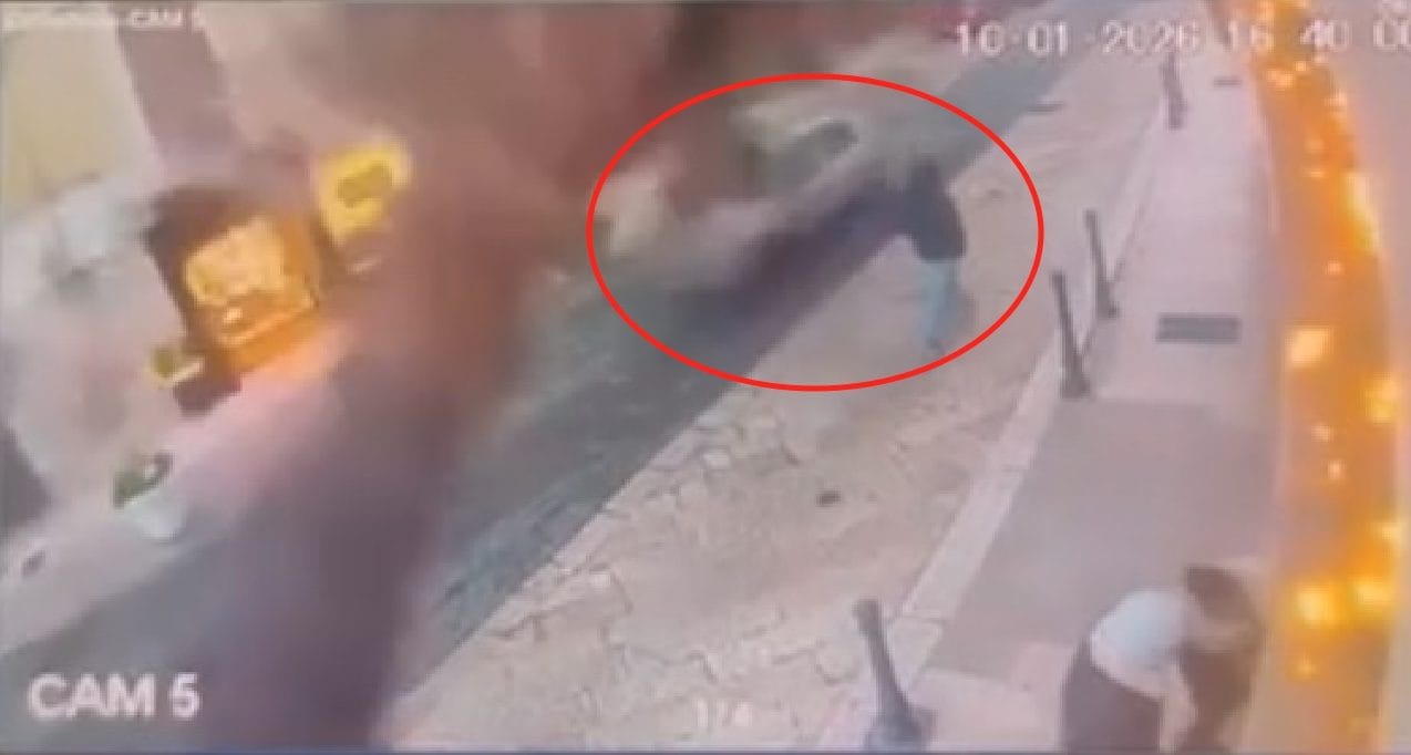 Palma cade in strada, sfiora pedone e colpisce auto a Trani, il video: “Per pochi secondi evitata la tragedia"