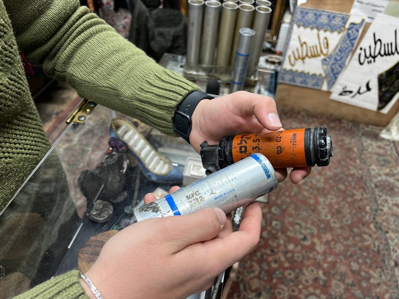 I resti dei lacrimogeni lanciati dall’esercito israeliano dentro il campo profughi