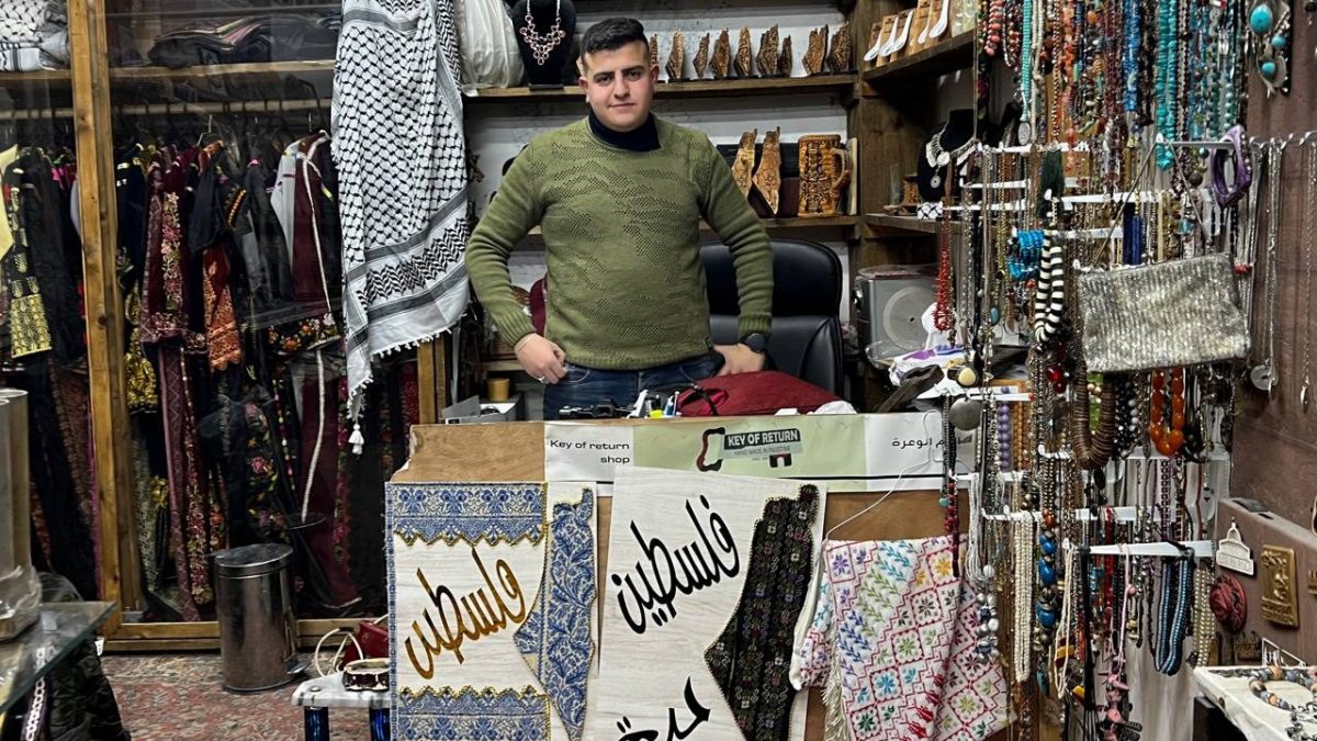 Abod Akram nel suo negozio ad Aida Camp