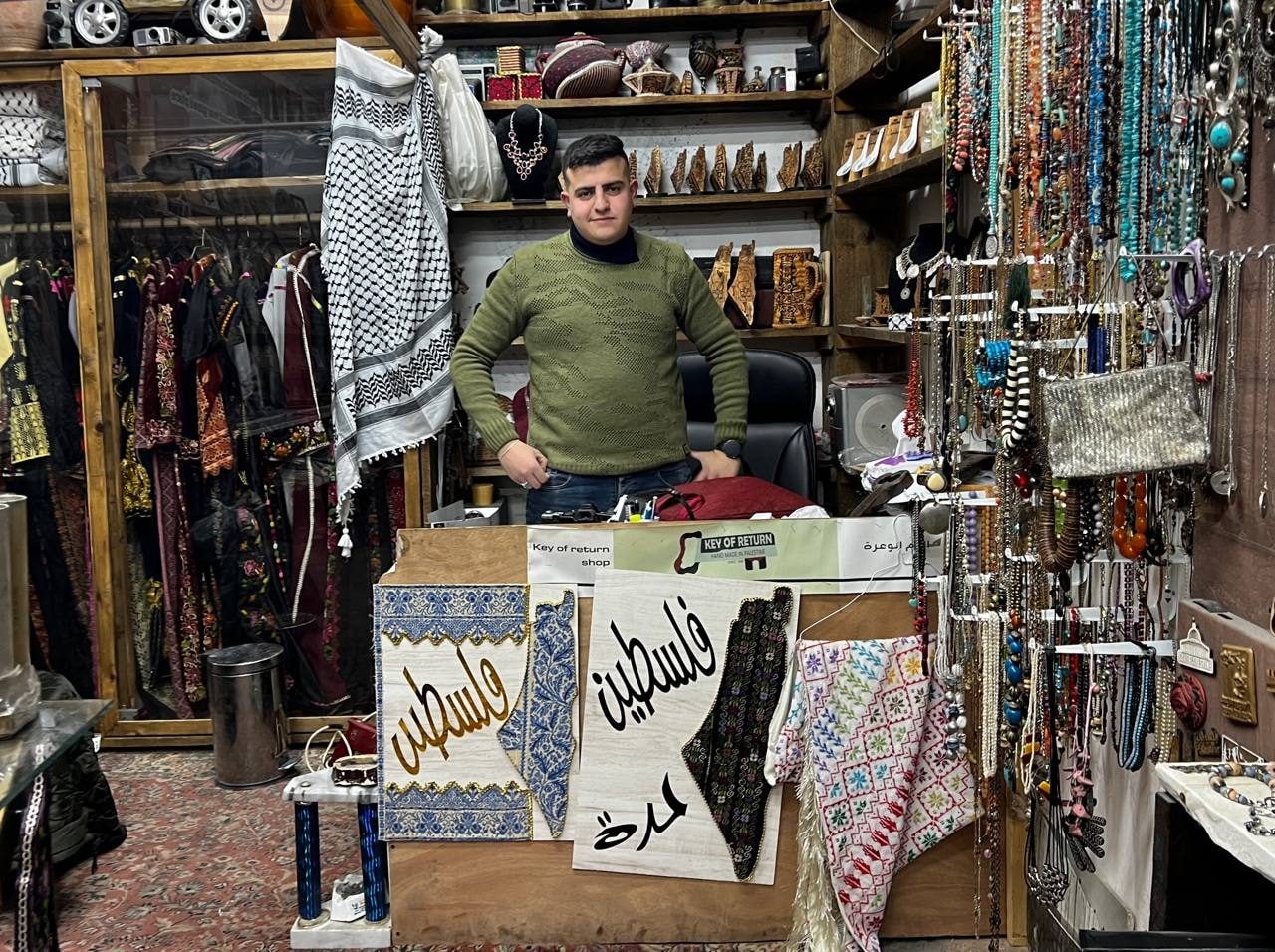 La storia di Abod, che trasforma i resti dei lacrimogeni in gioielli: "Ricicliamo la morte per creare vita"