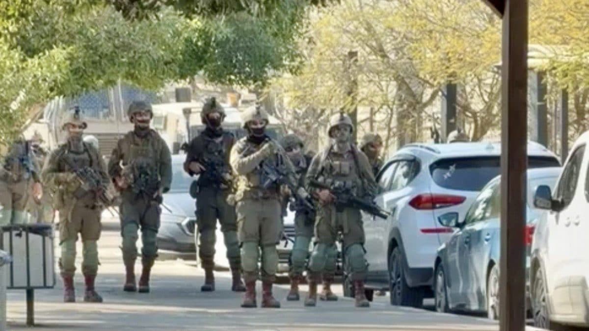 Militari israeliani all’università di Birzeit