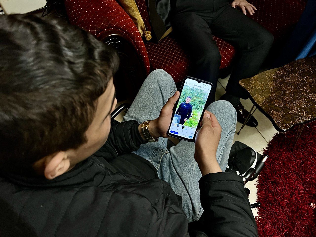 Mohammed mostra la sua foto prima del carcere