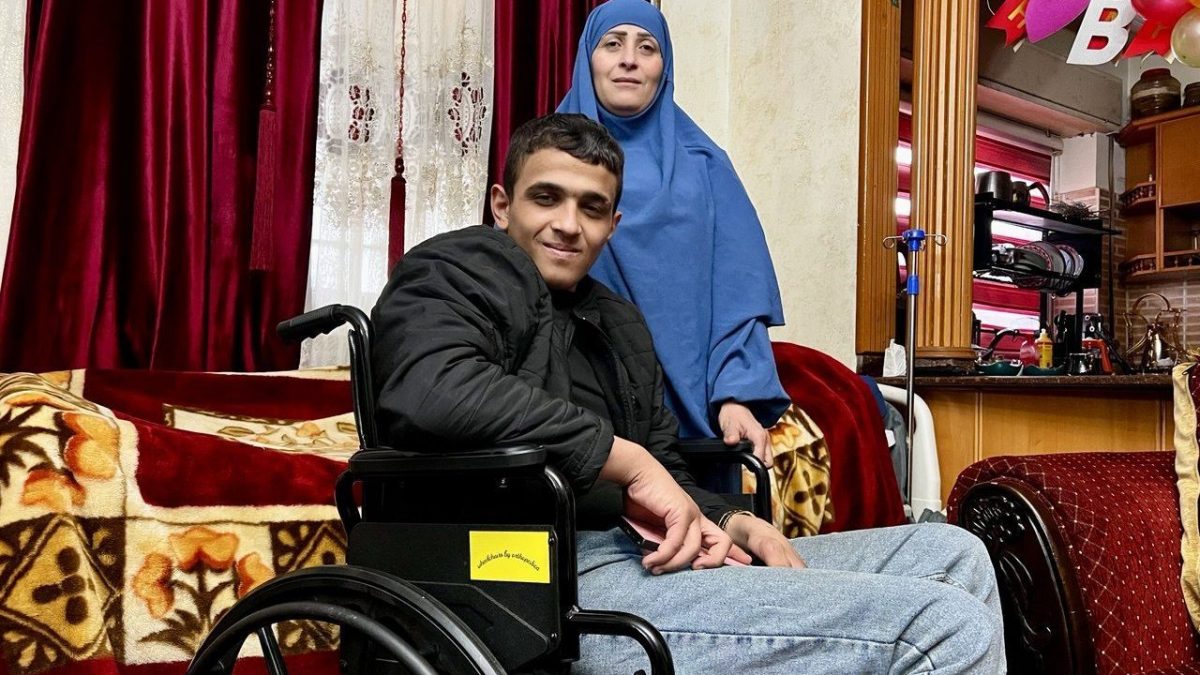 Mohammed e la madre Mira nella loro casa di Ramallah