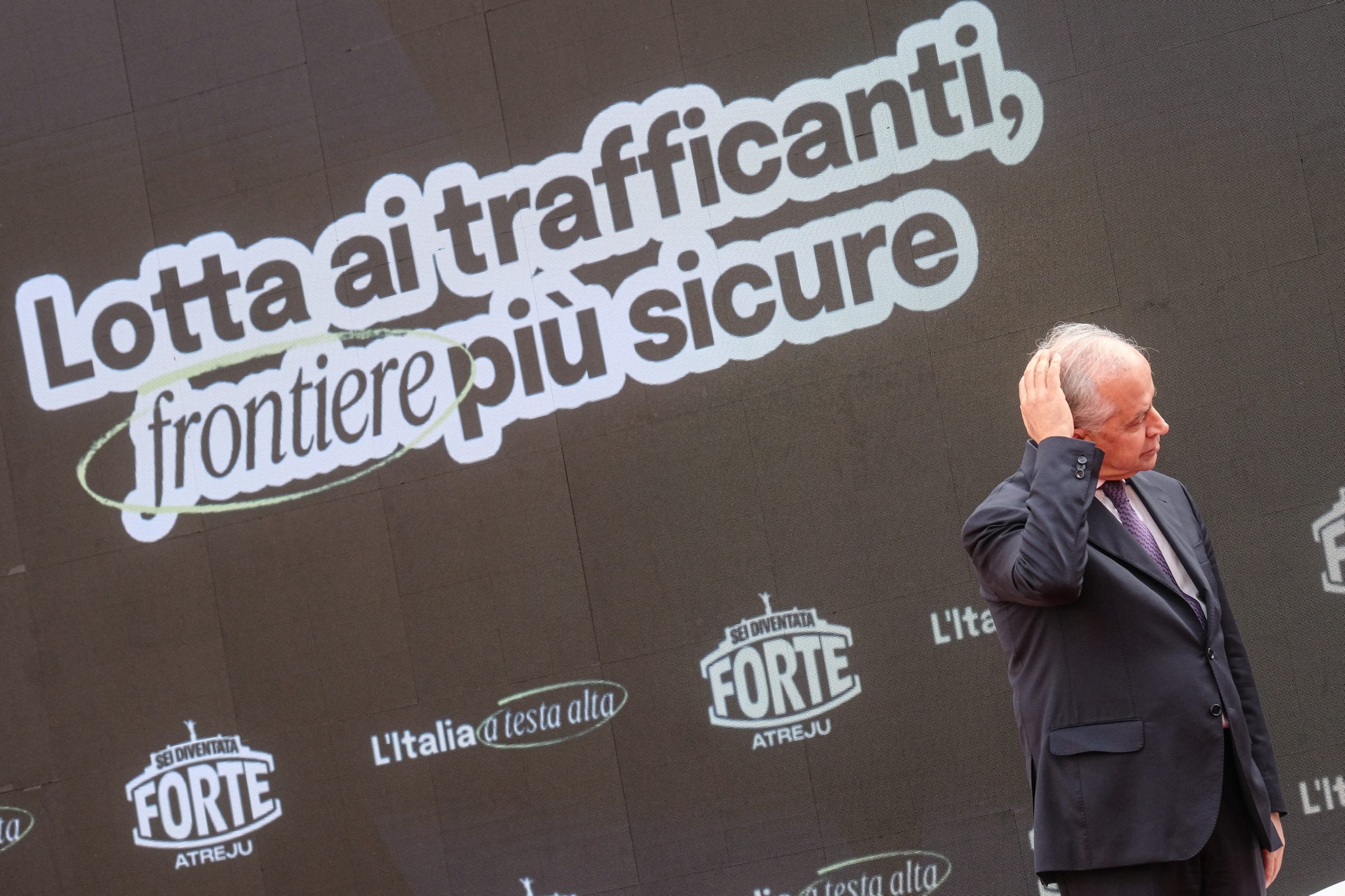 Piantedosi si vanta del calo degli sbarchi di migranti, anche se non è vero