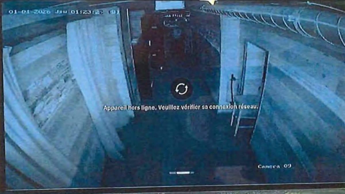 Le immagini riprese dal sistema di videsorveglianza che mostrano una delle uscite di sicurezza ostruite da un mobiletto.