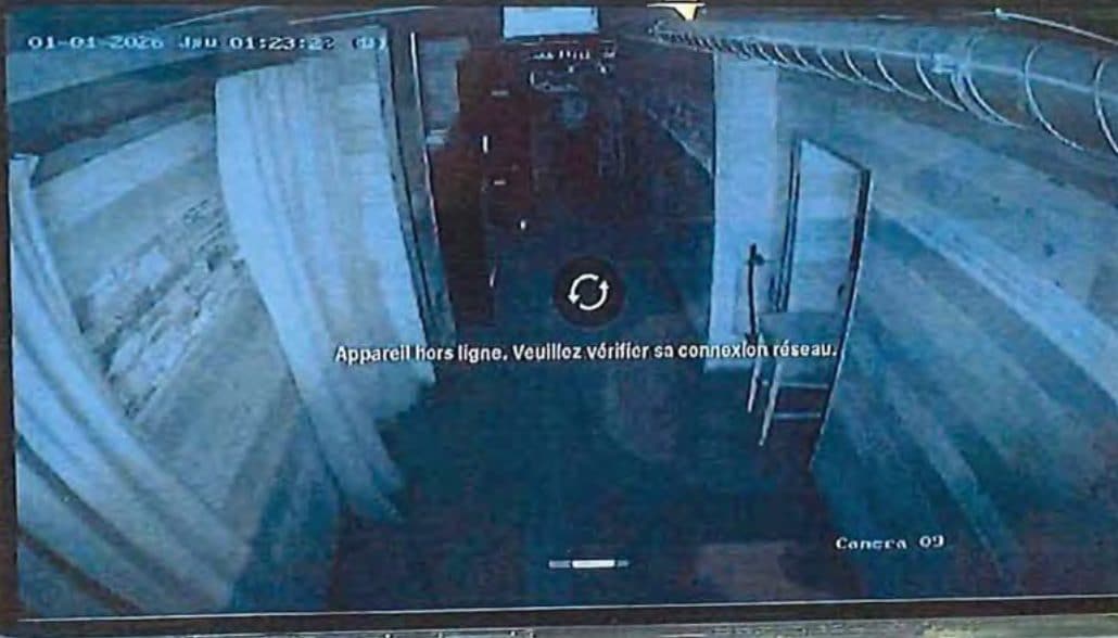 Le immagini riprese dal sistema di videsorveglianza che mostrano una delle uscite di sicurezza ostruite da un mobiletto.