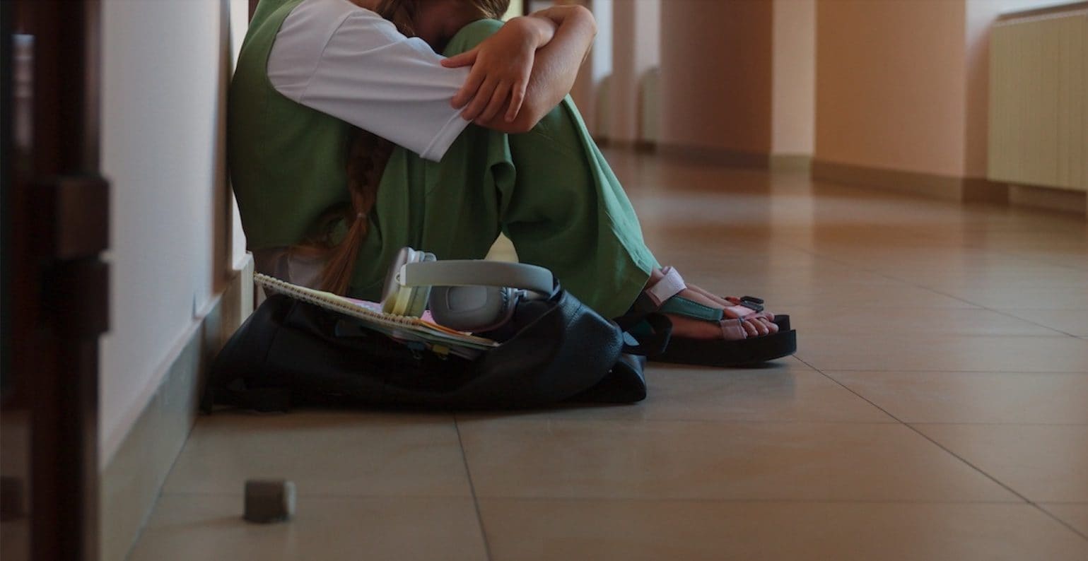 “Il bidello ci bacia e ci tocca”, alunne minori di 14 anni denunciano abusi sessuali a scuola: sospeso 28enne