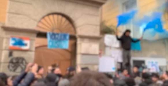 Protesta con fumogeni e cartelli davanti alla scuola di La Spezia